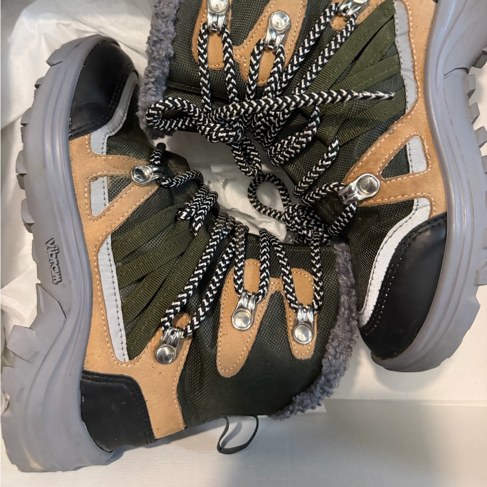 Stella McCartney Kids Winter/Hiking Boot EU 30 (US size 12-12.5)
